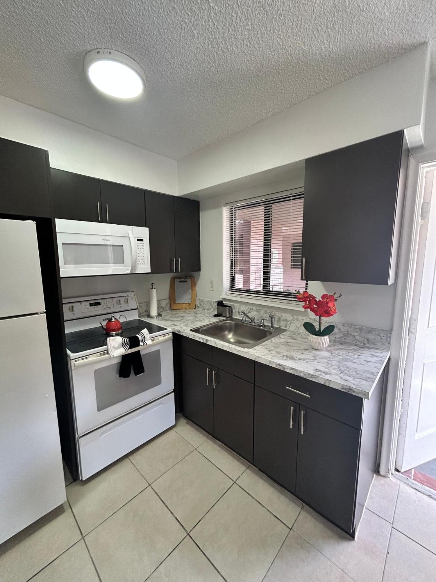 Apartment In Hollywood Close To Shops & Beach 110 Экстерьер фото